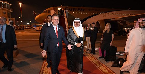 وسط ترحيب حار وتوبيخ للمنامة!.. كوهين يصل البحرين