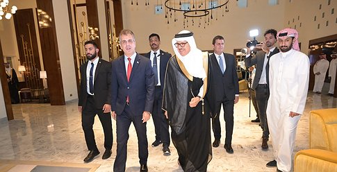 وسط ترحيب حار وتوبيخ للمنامة!.. كوهين يصل البحرين