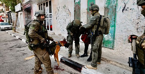 الشرطة الإسرائيلية تعلن اعتقال فلسطينييَن فجرا عبوة بقوة عسكرية