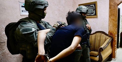 الشرطة الإسرائيلية تعلن اعتقال فلسطينييَن فجرا عبوة بقوة عسكرية