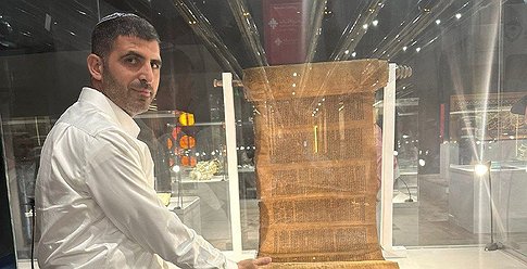 وزير إسرائيلي يزور معرض الكتاب بالرياض ويقرأ من توراة قديمة