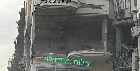 قتيل وعشرات الإصابات بقصف صاروخي على تل أبيب وغلاف غزة
