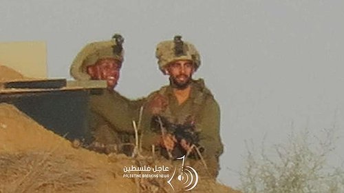 شاهد جنود الاحتلال وهم يرقصون وتتعالى ضحكاتهم خلال إطلاقهم النار على متظاهري غزة