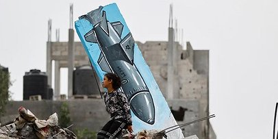 فنانون يرسمون صوراً جرافيتية على أنقاض منازل في قطاع غزة