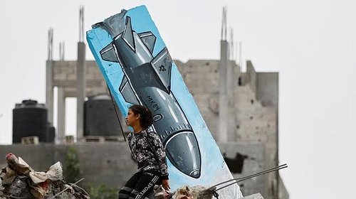فنانون يرسمون صوراً جرافيتية على أنقاض منازل في قطاع غزة