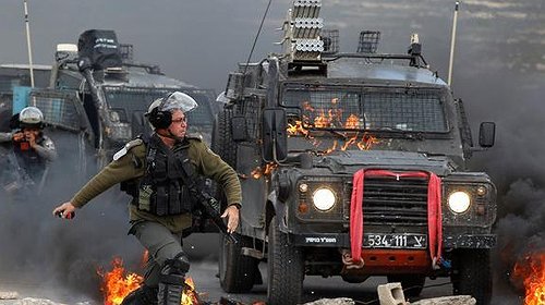 شاهد لحظة اصطدام جيب عسكري اسرائيلي بالجدار وانقضاض الفلسطينيين عليه