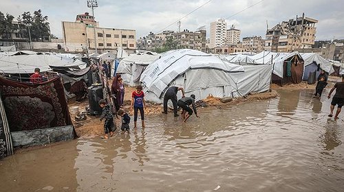 تحذيرات من منخفض جوي قادم.. الدفاع المدني يوجه نداءً عاجلاً للنازحين في الخيام