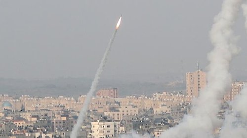 قناة عبرية: صواريخ غزة وصلت إلى ما بعد تل أبيب والجيش يهدد