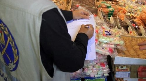 "المباحث" تُتلف 8 طن من المواد الغذائية الفاسدة في غزة