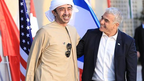 عبد الله بن زايد يُجري محادثة هاتفية مع نظيره الإسرائيلي ويهنئه بالعيد العبري