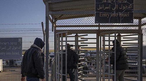 قناة عبرية تكشف عن خطوة إسرائيلية لعمال قطاع غزة