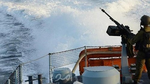 إصابة صيادَين واعتقال آخرين قبالة شاطئ شمال غزة