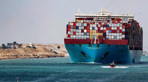 غرق قاطرة بعد اصطدامها بسفينة عابرة بقناة السويس