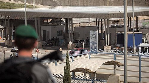 اعتقال فلسطيني وإطلاق نار في معبر قلنديا بالقدس