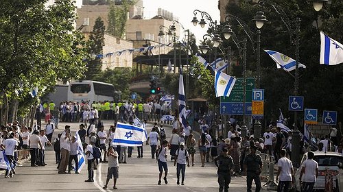 الشرطة الاسرائيلية تعتقل فلسطينيين لمحاولتهما احراق العلم الاسرائيلي