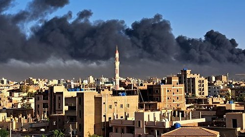 قصف عنيف واقتحام سفارات.. آخر تطورات الحرب في السودان