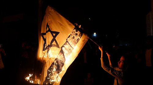 شرطة الاحتلال تعتقل فلسطينياً أحرق علم "إسرائيل" في باحات الأقصى