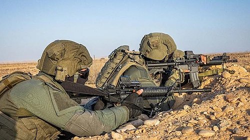 "بدوي" يتمكن من سرقة سلاح رشاش من قاعدة عسكرية إسرائيلية