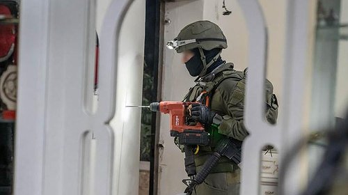 الاحتلال يأخذ مقاسات منازل منفذي عملية الخليل تمهيداً لهدمها