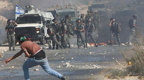 مواجهات عنيفة بين شبان فلسطينيين وقوات الاحتلال في رام الله