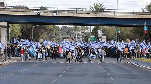 عشرات آلاف الإسرائيليين يُغلقون ميناء حيفا وبنوك وشوارع ومطار