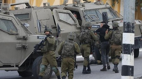 الاحتلال يعتقل عدة مواطنين في الضفة الغربية