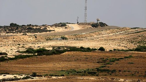 الاحتلال يعتقل فلسطينيين على حدود غزة