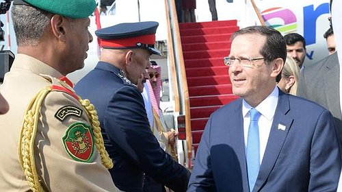 الرئيس الإسرائيلي يصل البحرين ويلتقي بمسؤولين
