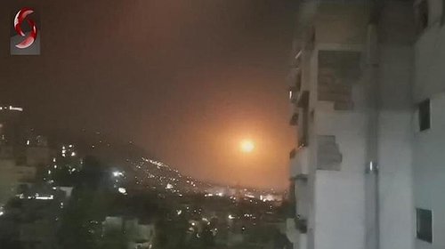 صحيفة عبرية تكشف: إسرائيل استهدفت مخازن أسلحة إيرانية في دمشق أمس