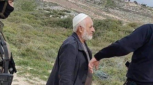 مستوطنون يعتدون على مسن أثناء عمله في بلدة عوريف