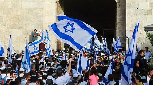 نتنياهو أصدر تعليمات بإقامة "مسيرة الأعلام" على الرغم من العملية على غزة