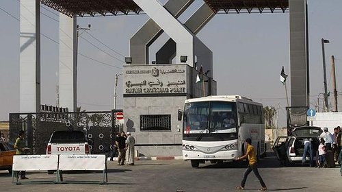 معبر رفح ينفي وجود تغيير في حركة السفر ويحذر من محاولات التضليل