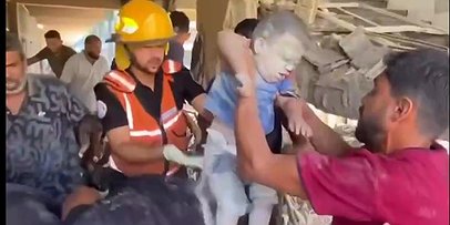 قصف إسرائيلي يستهدف مدرسة للأونروا في مخيم النصيرات بقطاع غزة