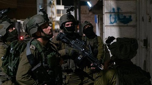 اعتقال عشرات المواطنين في الضفة الغربية فجراً