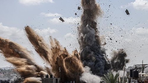 لحظة تدمير الاحتلال منزلين في شمال قطاع غزة