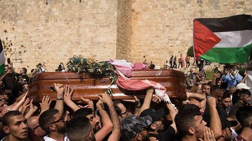 صحفي اسرائيلي يكشف تفاصيل رفض طبيب شرعي  إعطائه سبب مقتل أبو عاقلة