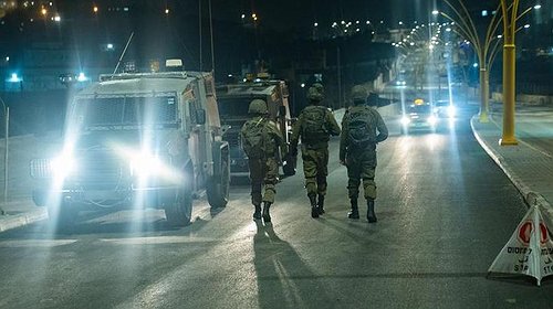 الجيش يعتقل فلسطينيين اثنين في جنين ويُنكل بهما
