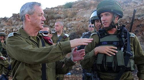 غانتس يوقع بنفسه على أمر اعتقال فلسطينيين اثنين لهذا السبب