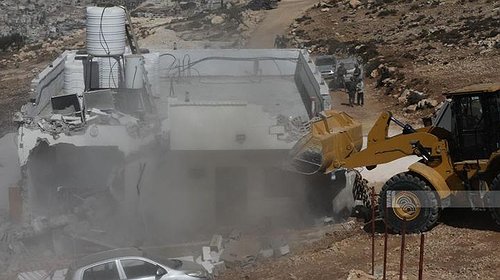 الإحتلال يهدم منزل عائلة فلسطينية جنوبي الخليل