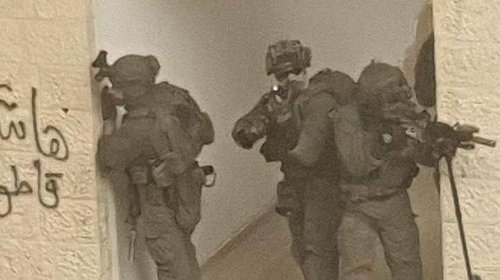 قوات الاحتلال تحاصر منزلاً في نابلس وتعتقل أسيراً محرراً