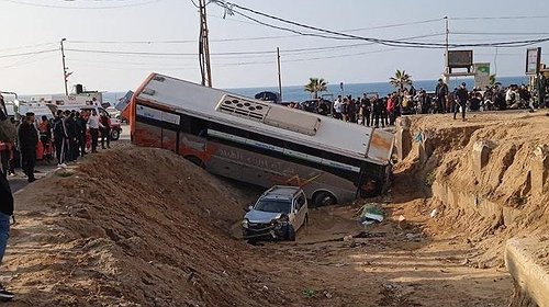 10 إصابات في حادث سير غرب غزة بين حافلة وسيارة