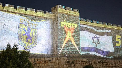 الاحتلال يُضئ القدس بالأعلام الإسرائيلية وهذا ما تخشاه الشرطة