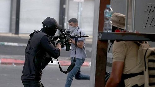 "الشاباك" يُحذر أهالي مخيم الفوار من تنفيذ عمليات مسلحة ويتوعدهم بضربة قاصمة