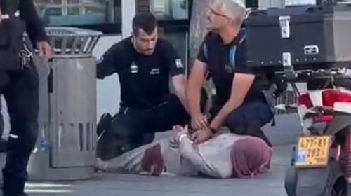 الاحتلال يُطلق النار على امرأة فلسطينية بالقدس بزعم تنفيذ عملية طعن