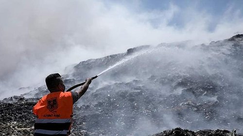 بلدية غزة تعلن حالة الطوارئ عقب احتراق مكب نفايات