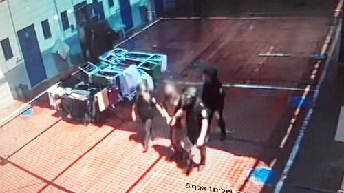 شاهد اقتحام قوات "متسادا" عنابر أسرى الجهاد الإسلامي لهذا السبب