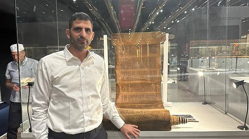 وزير إسرائيلي يزور معرض الكتاب بالرياض ويقرأ من توراة قديمة
