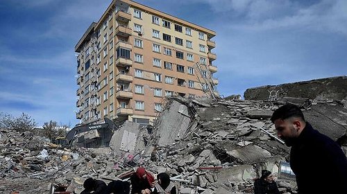 انهيار مبانٍ بزلزال جديد ضرب تركيا وسوريا وشعرت به دول المنطقة حتى رفح