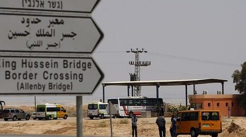 الاحتلال يُقرر إغلاق معبر الكرامة مع الأردن