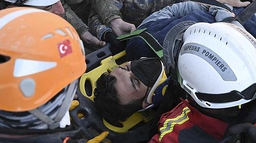 تركيا: إنقاذ شقيقين من تحت الأنقاض بعد قرابة 200 ساعة